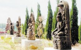 寺内园林放置的石雕佛像雕功精细，相信具一定的艺术价值。