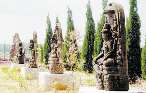 寺内园林放置的石雕佛像雕功精细，相信具一定的艺术价值。