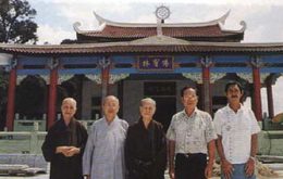 (左起) 继乐`继深法师与建委总务菜超城及技术顾问陈先生