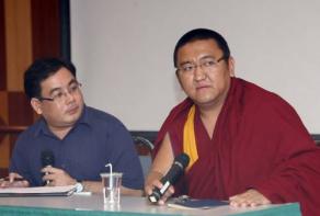 藏傳法師祥寧祖古仁波切(右)開示如何以《心經》的智慧對治煩惱。左為翻譯者王振威。