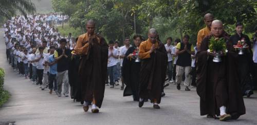 逾千名佛教徒在高僧引導下，進行“第六屆消災增福千人三步一拜共修法會”。（圖：星洲日報）