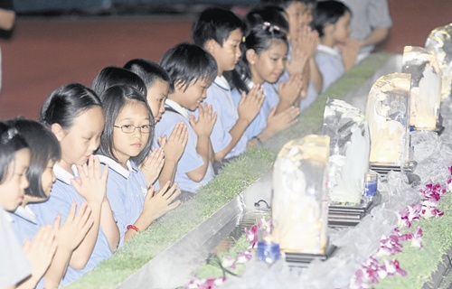 “禮佛足、接花香、祝福吉祥”合掌恭敬的簡單儀式浴佛。