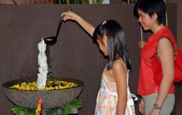 大人小孩齊參與浴佛祈福儀式。（圖：光明日報）