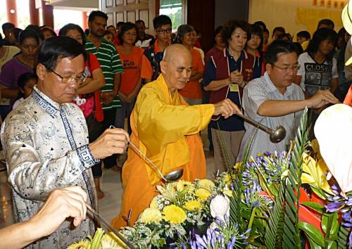 方天興（左起）、繼興法師及士滿慕區州議員拿督彭子明一起浴佛。（圖：光明日報）