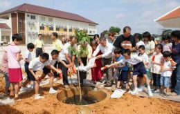 學生們歡喜地種下菩提樹。（圖：星洲日報）