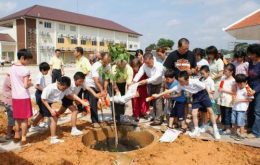 學生們歡喜地種下菩提樹。（圖：星洲日報）