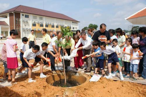 學生們歡喜地種下菩提樹。（圖：星洲日報）