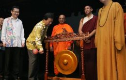黃家定（左2）鳴鑼為“2011年衛塞國際電影節”主持開幕，右起為明吉法師、Kenpo Rinpoche及達摩拉達那長老，左為王書優。（圖：星洲日報）