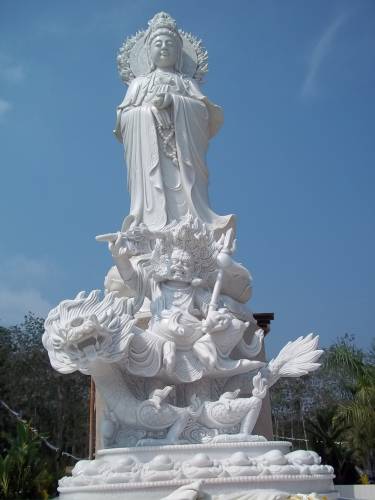 彭州最高的觀世音菩薩雕工細膩庄嚴，前面是以騰龍為坐騎為寶藏佛俗稱白財神，已經圓滿安置在直涼珍寶覺心林。（圖：星洲日報）