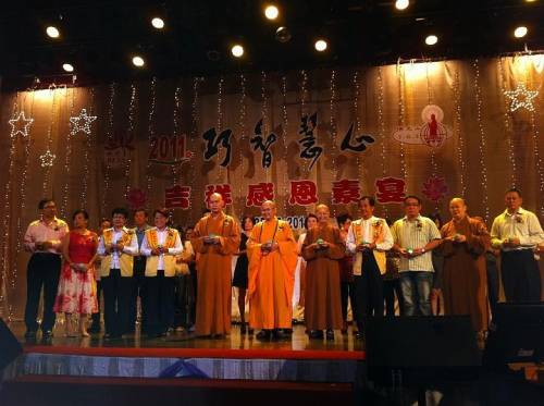 覺誠法師（前排左6）帶領貴賓與贊助商進行亮燈儀式。（圖：星洲日報）