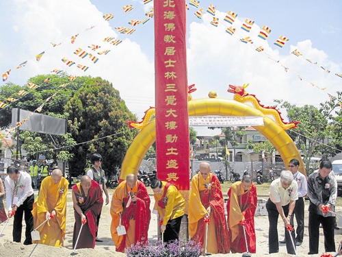 林冠英（左五）領眾嘉賓進行動土儀式。右起為林峰成及彭文寶。左一及左四分別為拿督楊翼圖及釋日恆長老。