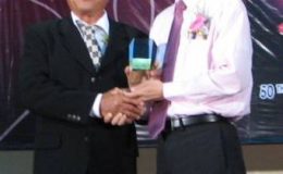 巴生濱海佛學會主席陳順來（左）贈送紀念品給林明德。（圖：星洲日報）